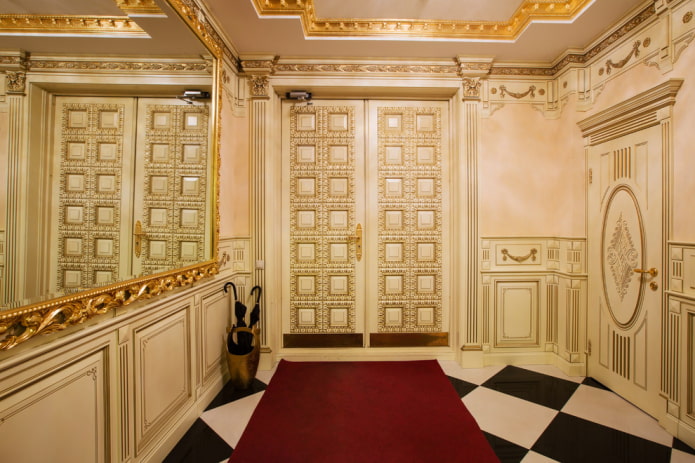 dveře v interiéru chodby v klasickém stylu