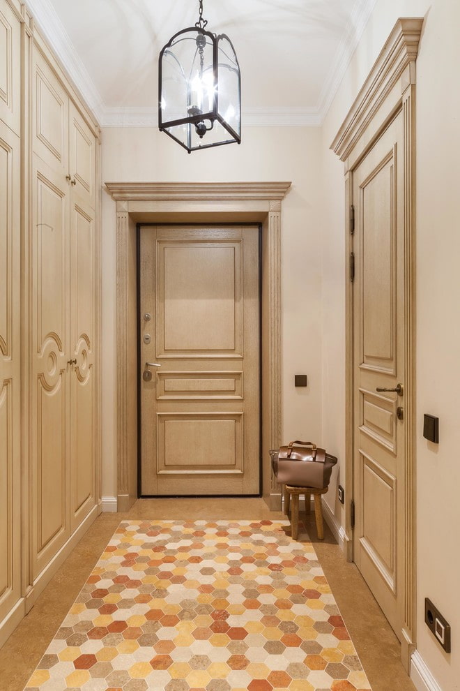 portes beiges à l'intérieur du couloir