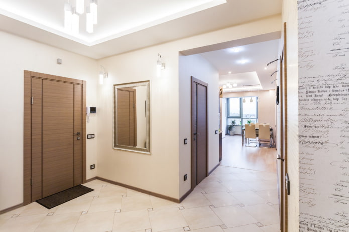 combination of doors with skirting in the interior of the hallway