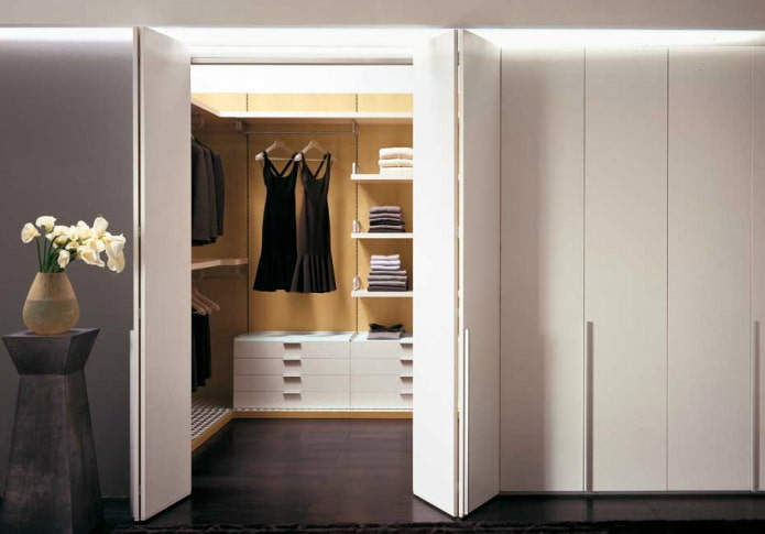 garderobe med foldedører i interiøret