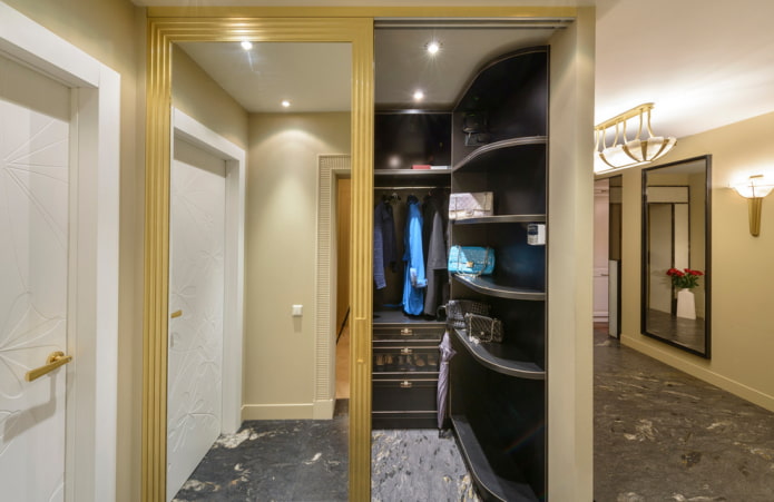 vestidor amb portes mirallades a l’interior