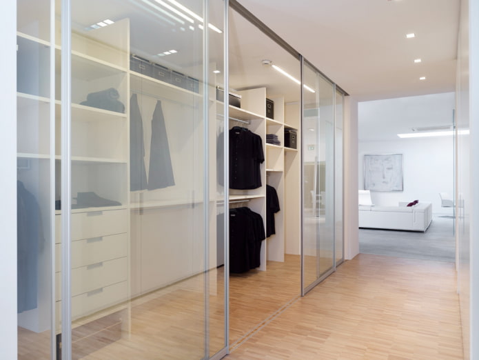 omklædningsrum med gennemsigtige døre i det indre