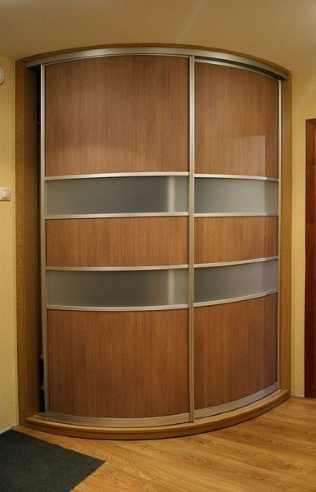 vestidor amb portes semicirculars a l’interior