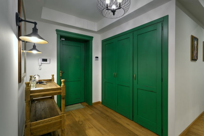 grüne Türen im Innenraum
