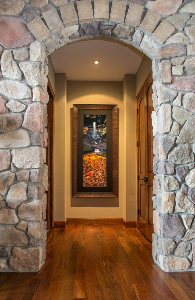 arka su dekoratyviniu akmeniu koridoriaus interjere