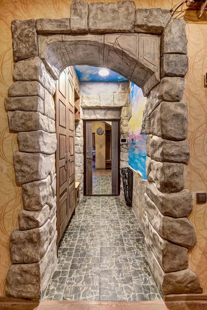 arc amb pedra decorativa a l’interior del passadís