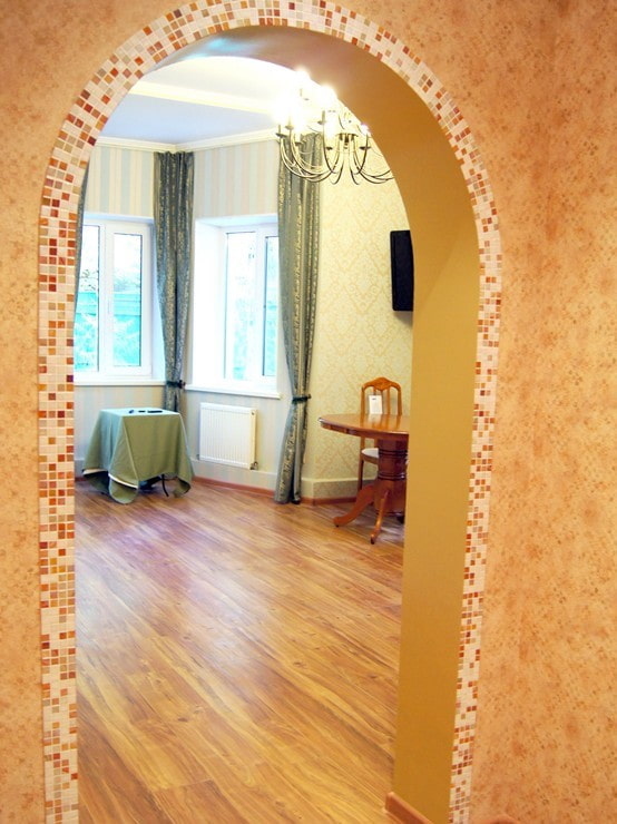 mozaikový oblouk v chodbě