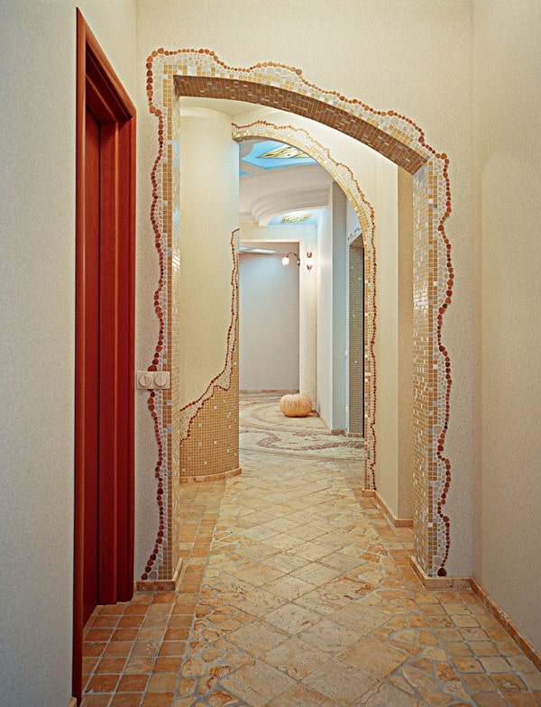 mozaīkas arka koridora interjerā