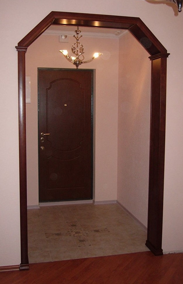 trapesformet bue i det indre av korridoren