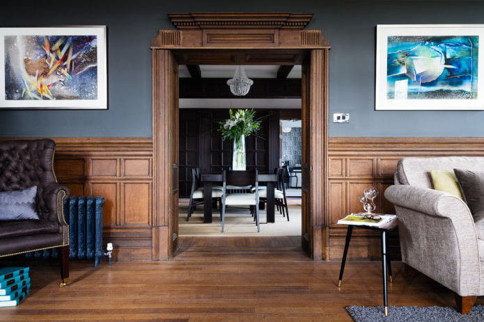 drevený oblúk v interiéri obývacej izby