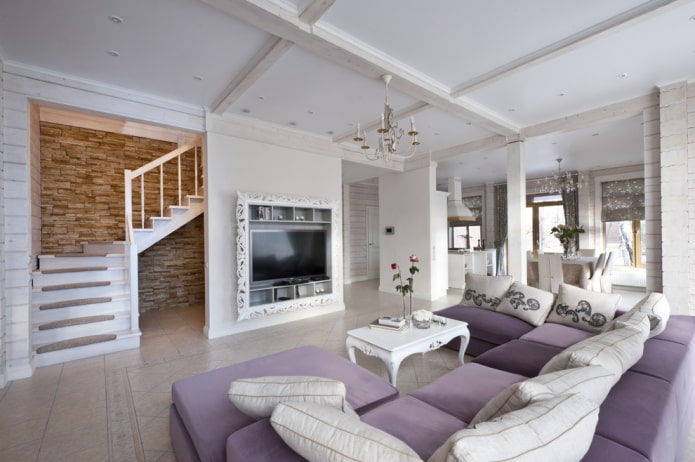 oblouky v interiéru obývacího pokoje ve stylu provence