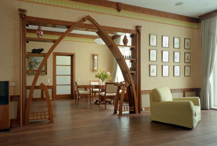 arco con estantes en el interior de la sala de estar