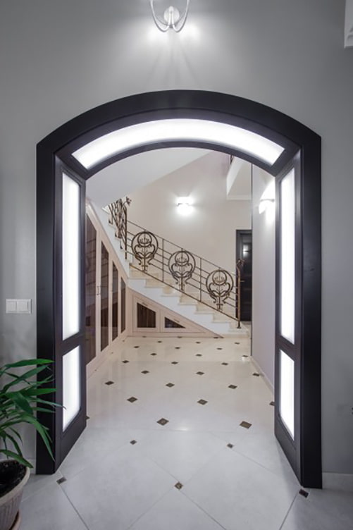 plasterboard arch with lighting in the interior