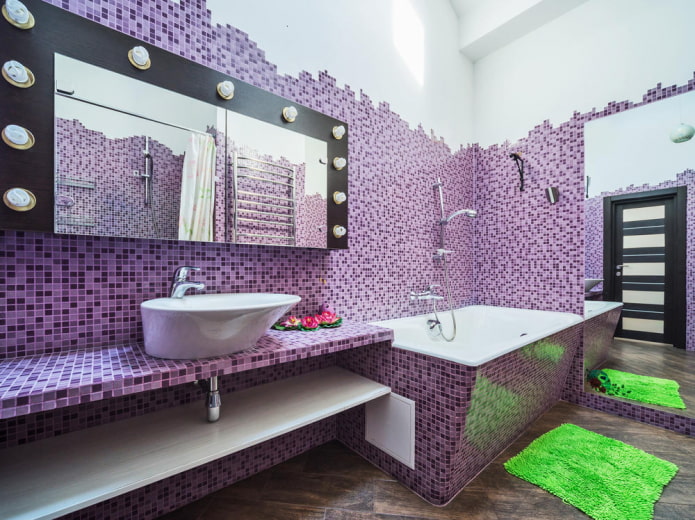 lila falak a fürdőszobában