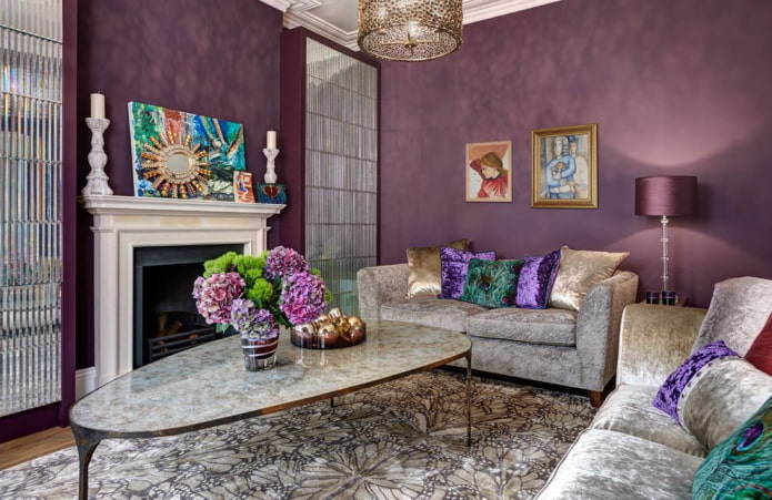 fialové steny v interiéri obývacej izby