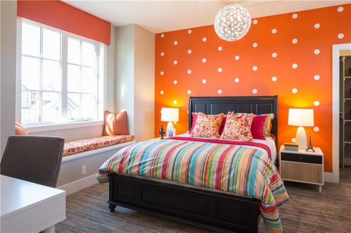oranssit seinät makuuhuoneen sisustuksessa