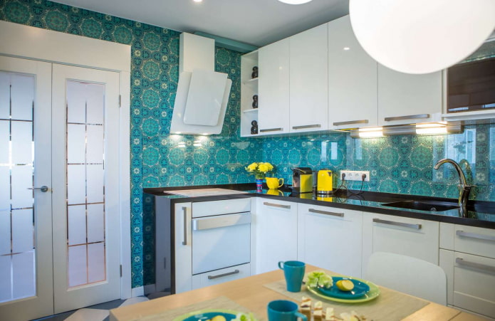 türkisfarbene Wände im Inneren der Küche