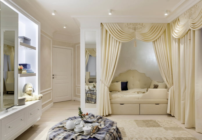 nicho com uma cama decorada com cortinas no interior