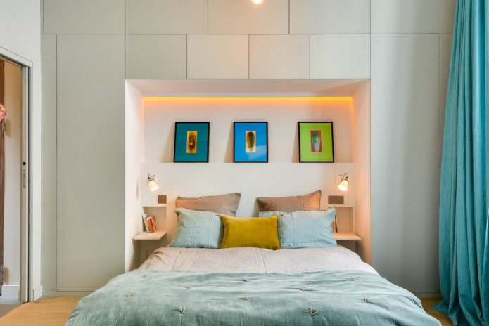 dulapuri într-o nișă cu un pat în interior