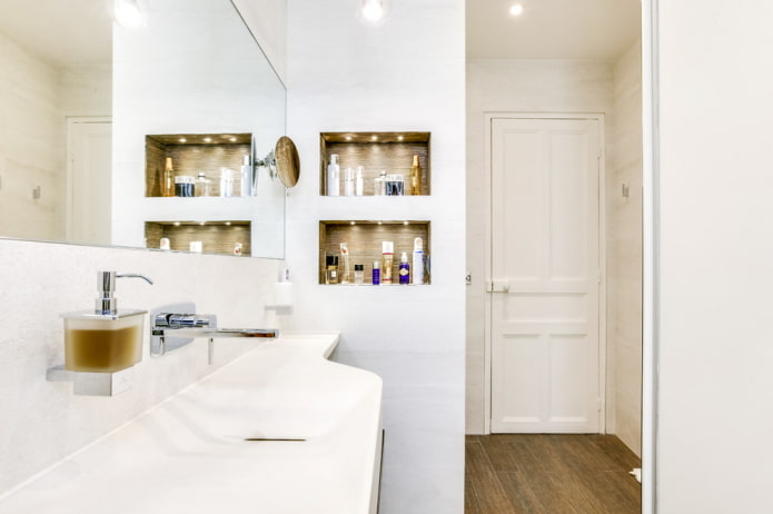 výklenky pre šampóny v interiéri kúpeľne