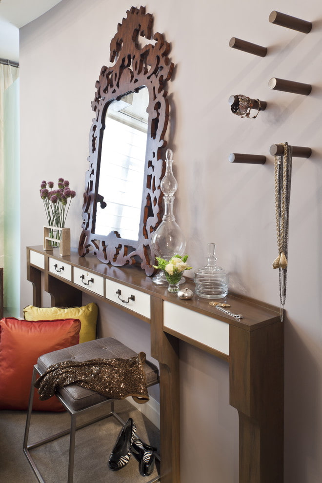 narrow dressing table in the interior