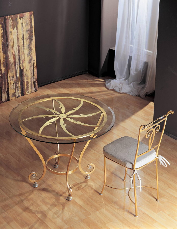 kovaný okrúhly stôl v interiéri