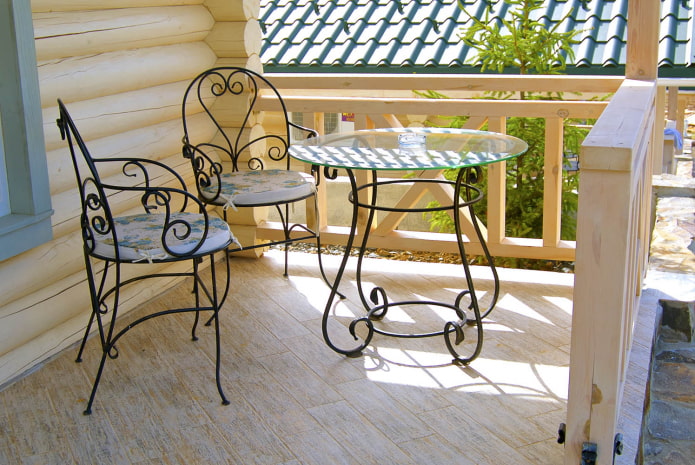 kované pouliční stůl na verandě