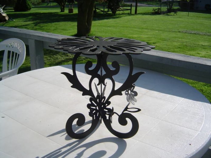 mesa de figura de hierro forjado en el exterior