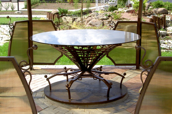 wrought iron mirror table in the exterior