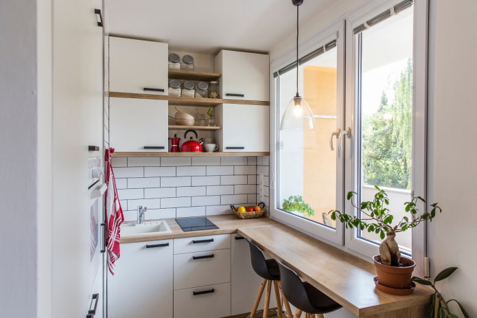 прозорска даска претвара се у стол у кухињи