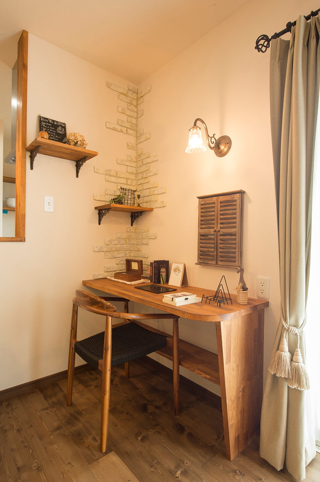 hnědý dřevěný stůl v interiéru