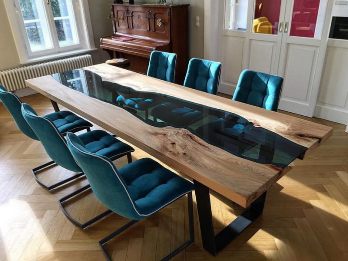 stôl s epoxidovou živicou v interiéri