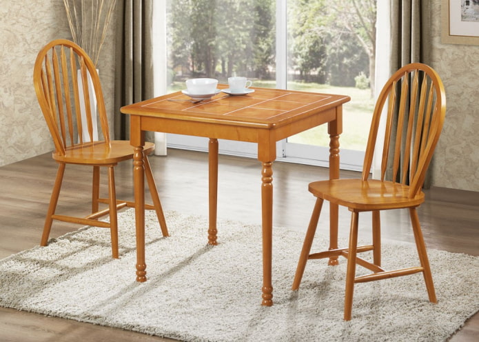 tavolo in legno con piastrelle all'interno