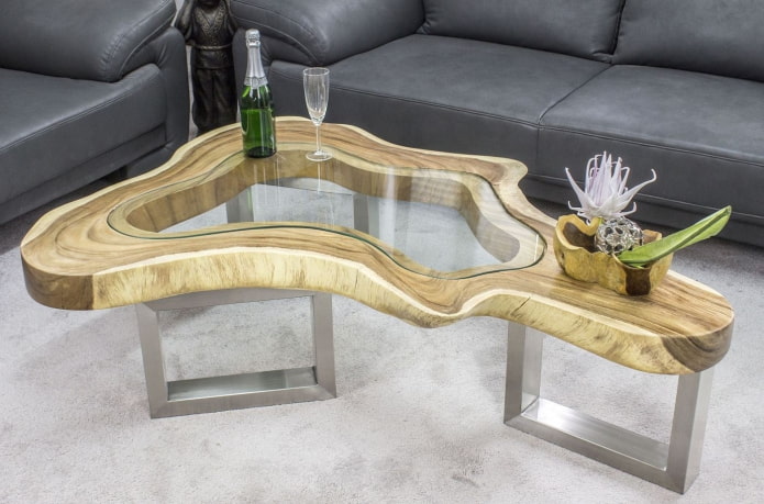 tavolo in legno con inserti in vetro all'interno