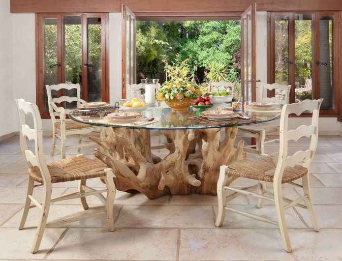 dřevěný kořenový stůl v interiéru