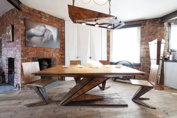 dřevěný stůl v podkroví stylu interiéru
