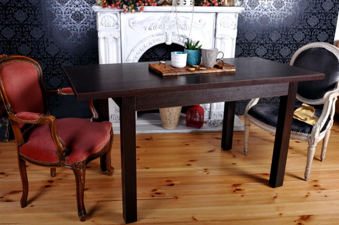 Table en bois wengé à l'intérieur