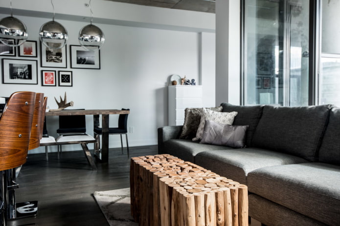 dřevěný stůl v interiéru obývacího pokoje