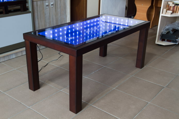 drevený stôl s osvetlením v interiéri