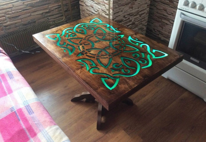dřevěný stůl s osvětlením v interiéru