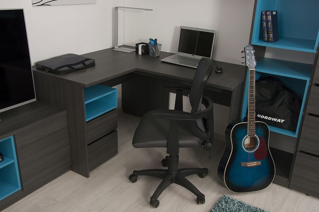 juodas kampinis kompiuterio stalas su mėlynais akcentais