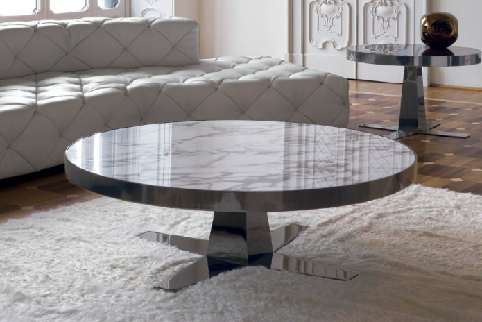kafijas galdiņš ar marmora countertops interjerā