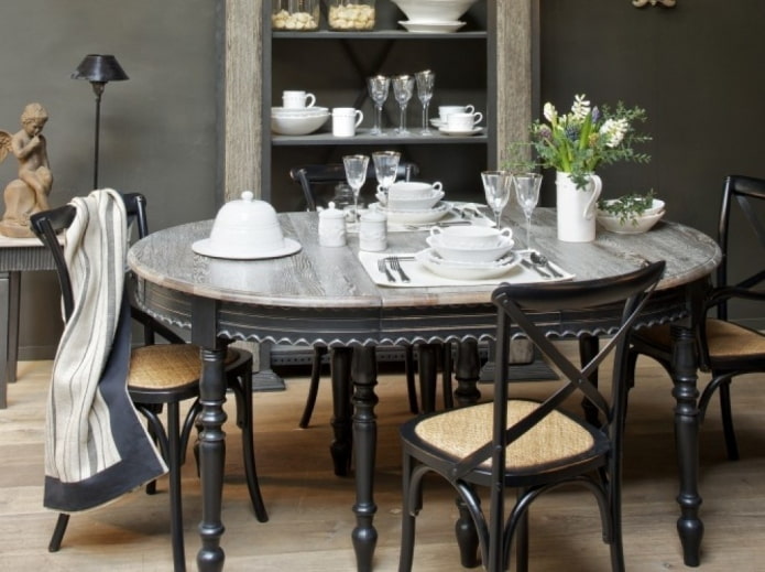 stół w klasycznym stylu z jasnoszarym blatem