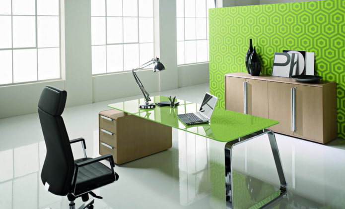 hellgrüner Schreibtisch im Innenraum