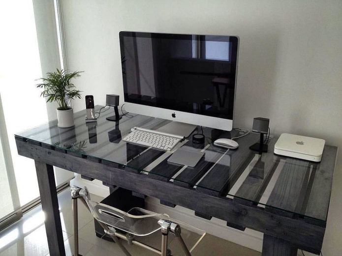 computer table made of pallets