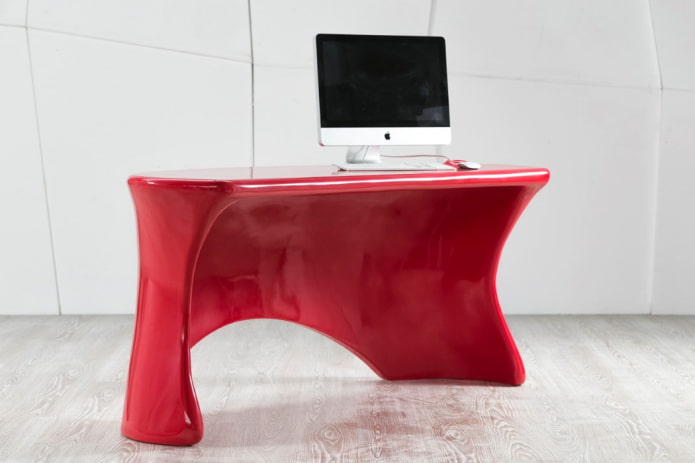 table d'ordinateur rouge à l'intérieur