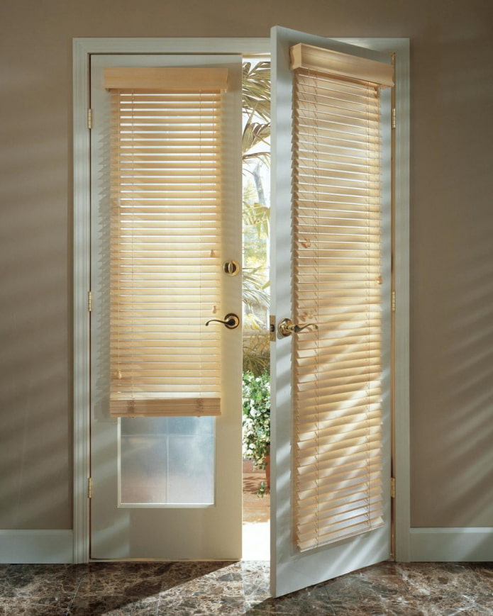 blinds on the door in the interior