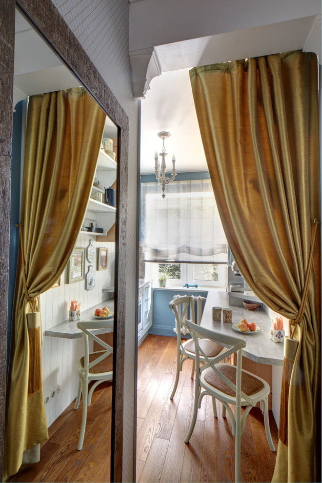 gardiner på døren i det indre af køkkenet