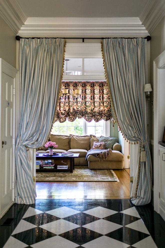 gardiner på dörren till vardagsrummet
