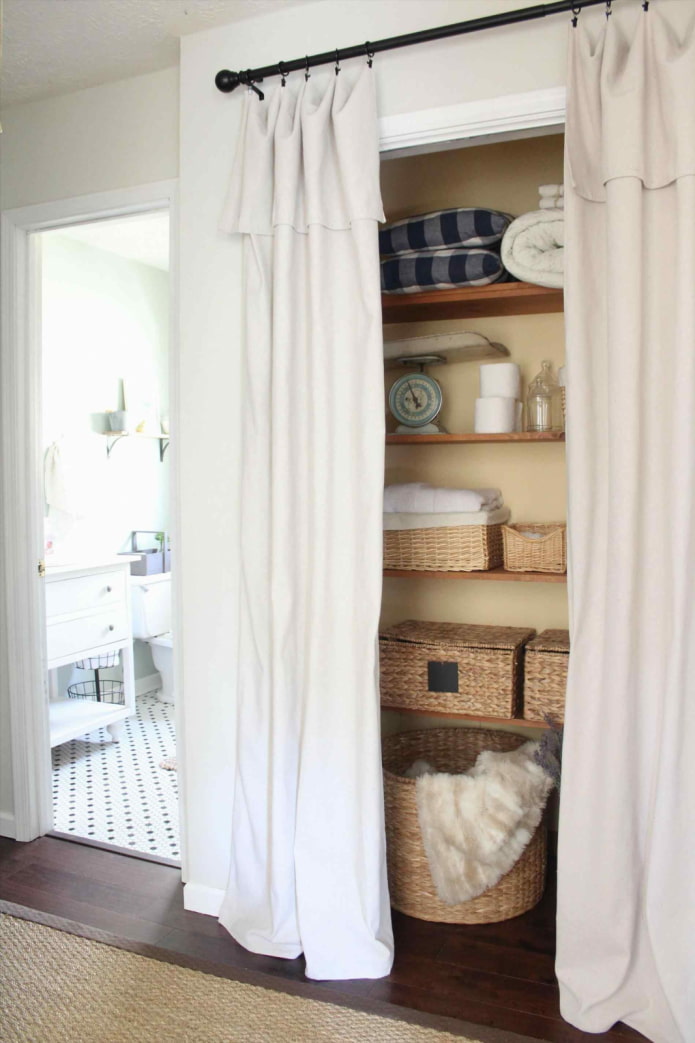 gardiner på døren i det indre af pantry